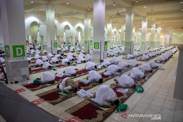 Jamaah haji Shalat Dhuhur dan Ashar di Masjid Namirah, Arafah