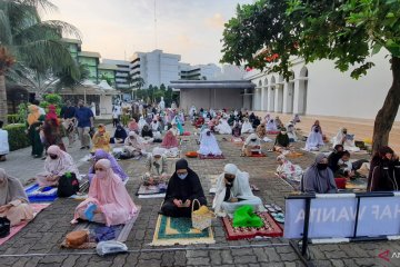 Jemaah Shalat Idul Adha Masjid Al Azhar patuhi jaga jarak