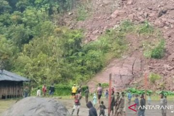 Hindari longsor susulan, warga Aroanop Tembagapura mengungsi ke gunung