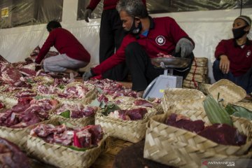 Pembagian daging kurban memakai besek bambu