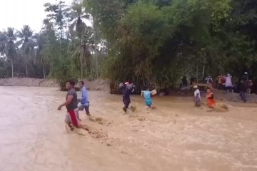 Hampir seluruh Sulteng berpotensi banjir & longsor