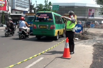 Petugas tutup 11 jalan utama di lingkar selatan Bandung