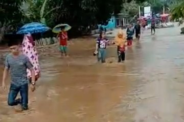 Ratusan rumah warga di Desa Waitina terendam banjir