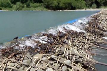 Warga Luragung Kuningan bendung sungai untuk mengairi sawah   