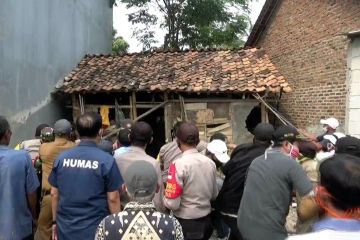 Polisi bedah rumah warga yang tak layak huni