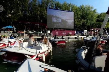 Menonton bioskop terapung di atas Sungai Seine