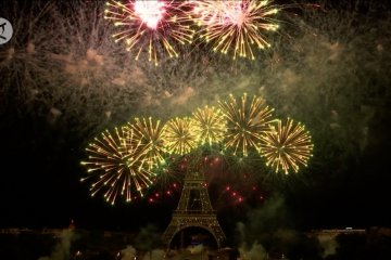 Ledakan warna bertaburan di langit Paris