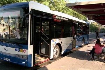 Bus beremisi rendah China mengaspal di Siprus