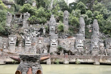 Pemahat 81 tahun sumbangkan istana batu ajaib ke universitas di Guiyang