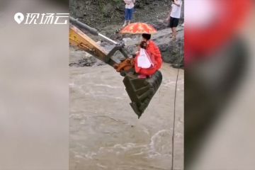 Pengantin seberangi sungai dengan ekskavator