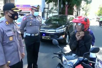 Polres Kuningan bagikan ribuan masker