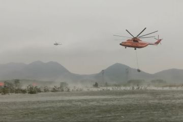 Aksi helikopter jatuhkan batu cegah luapan Danau Kuisai