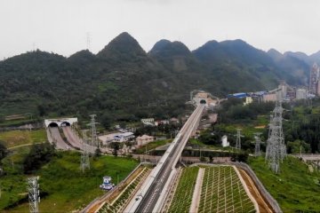 Jalur kereta cepat baru mulai beroperasi di China barat daya