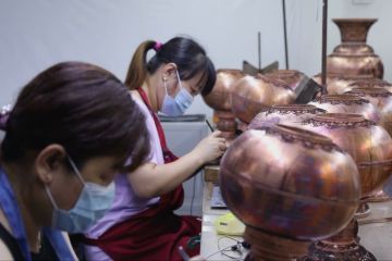 Melihat pusat produksi Cloisonne di Dachang