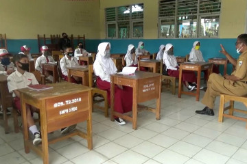 Para siswa belajar pentingnya  protokol kesehatan