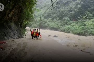 Aksi polisi selamatkan keluarga dari terjangan banjir di Hubei