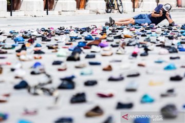 "1000 Cinderellas", instalasi seni dari sampah sepatu