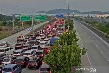 HK : Pengendara diimbau keluar di Tol Kalianda untuk hindari kemacetan