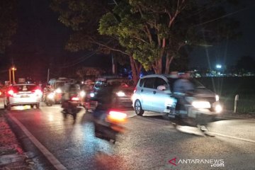 Jalan utama di Garut menuju Bandung macet