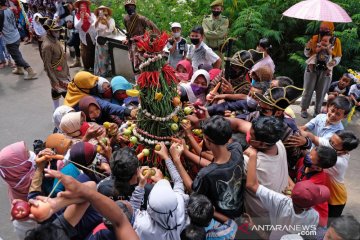 Tradisi grebeg besar di lereng Gunung Sumbing