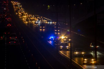 Contraflow tol Jakarta-Cikampek diperpanjang karena lalu lintas padat