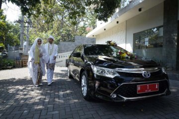 Heidy-Danu, pengantin pertama pakai mobil dinas Wali Kota Semarang