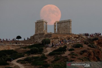 Menikmati bulan purnama di Kuil Poseidon kuno