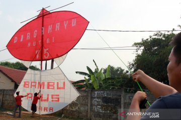 Layang-layang raksasa bertema HUT Kemerdekaan RI