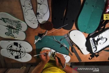 KERAJINAN SANDAL UKIR