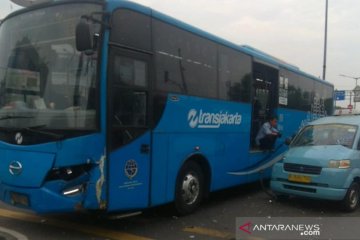 Bus TransJakarta serempet pagar pembatas dan sepeda motor