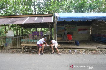 Belajar Daring di Ruang Terbuka Agar Dapat Sinyal