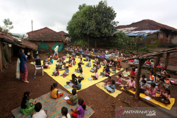 Guru di India mengajar di jalan pascapenutupan sekolah akibat COVID-19