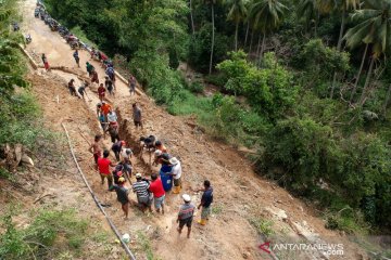 Akses keluar masuk desa Olele tertutup akibat longsor