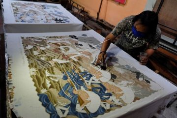 Batik tulis berkonsep wayang beber