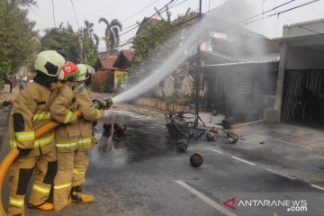 Jumat dini hari, dua kebakaran terjadi di Jakarta