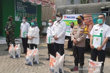 Bupati Bogor bagikan bansos beras tahap dua