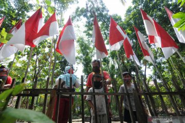 Tradisi memasang bendera merah putih sebanyak usia NKRI