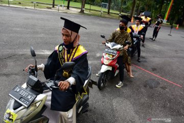 Wisuda drive thru saat pandemi COVID-19