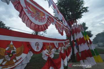 Pedagang bendera musiman mulai menjamur di Palu