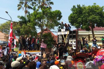 Ratusan pekerja seni Surabaya demo minta Perwali 33/2020 dicabut