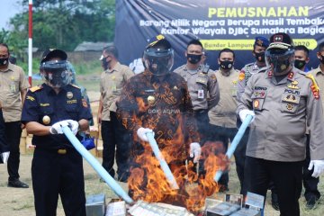 Bea Cukai Bandarlampung musnahkan 6,5 juta batang rokok ilegal