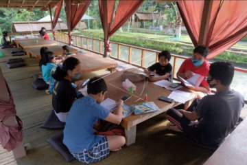 Siswa belajar secara daring di rumah makan
