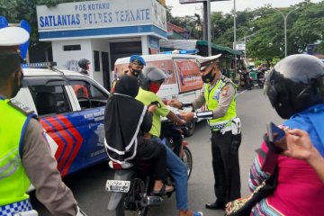 Denpom XVI/1 - Polres Ternate razia masker bagi pengendara
