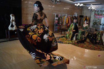 Peragaan busana pengantin batik