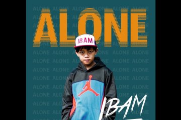 Putra sulung Asri Welas rilis debut lagu "Alone"