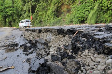 Jalan lintas tengah di Aceh Barat amblas