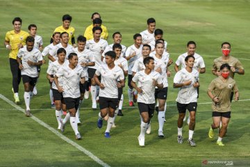 Latihan perdana timnas sepak bola senior