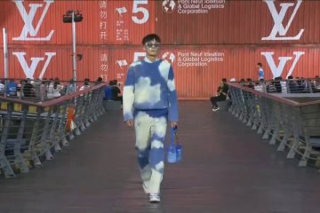 Louis Vuitton pamerkan Spring 2021 Menswear di dermaga Shanghai