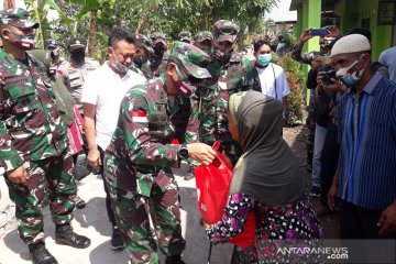 Kasad berikan bantuan pada korban puting beliung di Pontianak