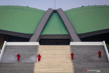 Penyemprotan disinfektan di Gedung DPR/MPR RI